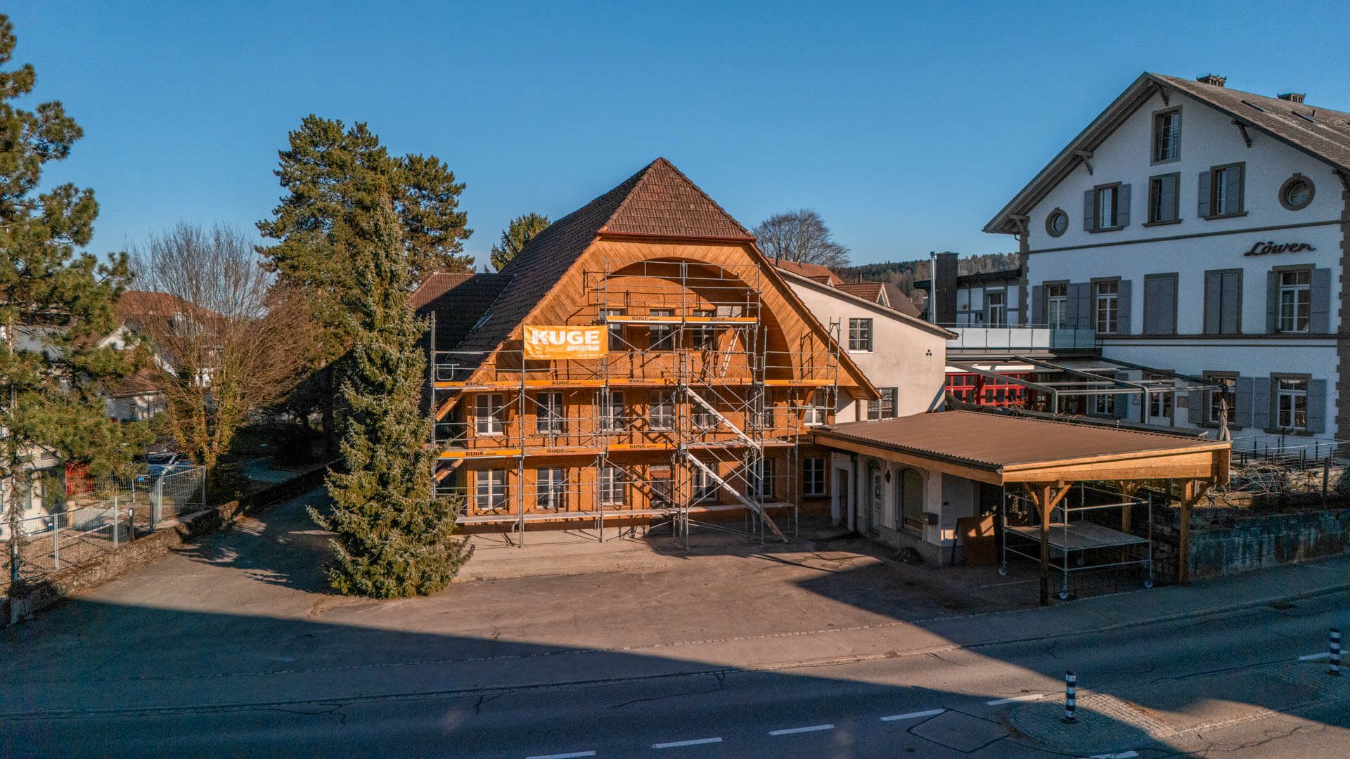 Fassadengerüst an einem Mehrfamilienhaus – Foto: KUGE Bau AG