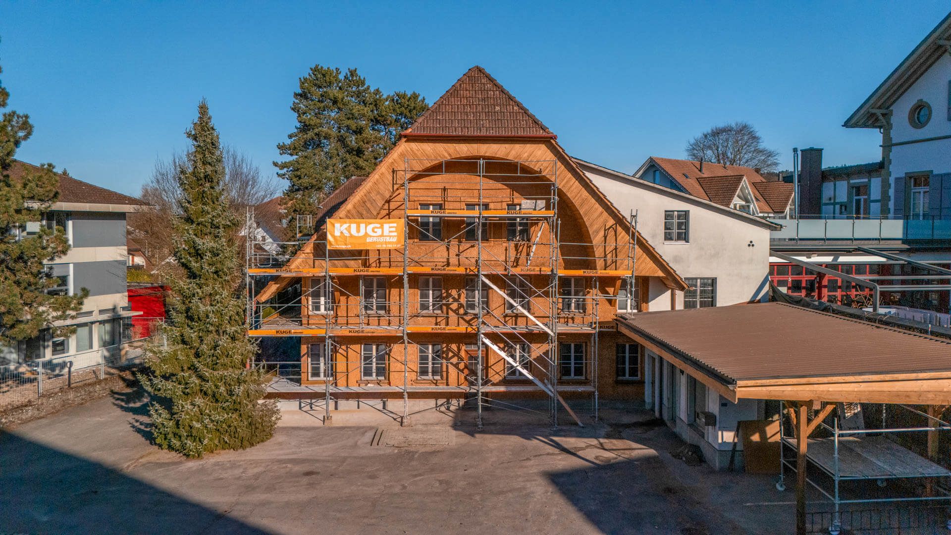 Fassadengerüst mit Treppenaufgang an einem Bauernhaus mit Holzgiebel – Foto: KUGE Bau AG