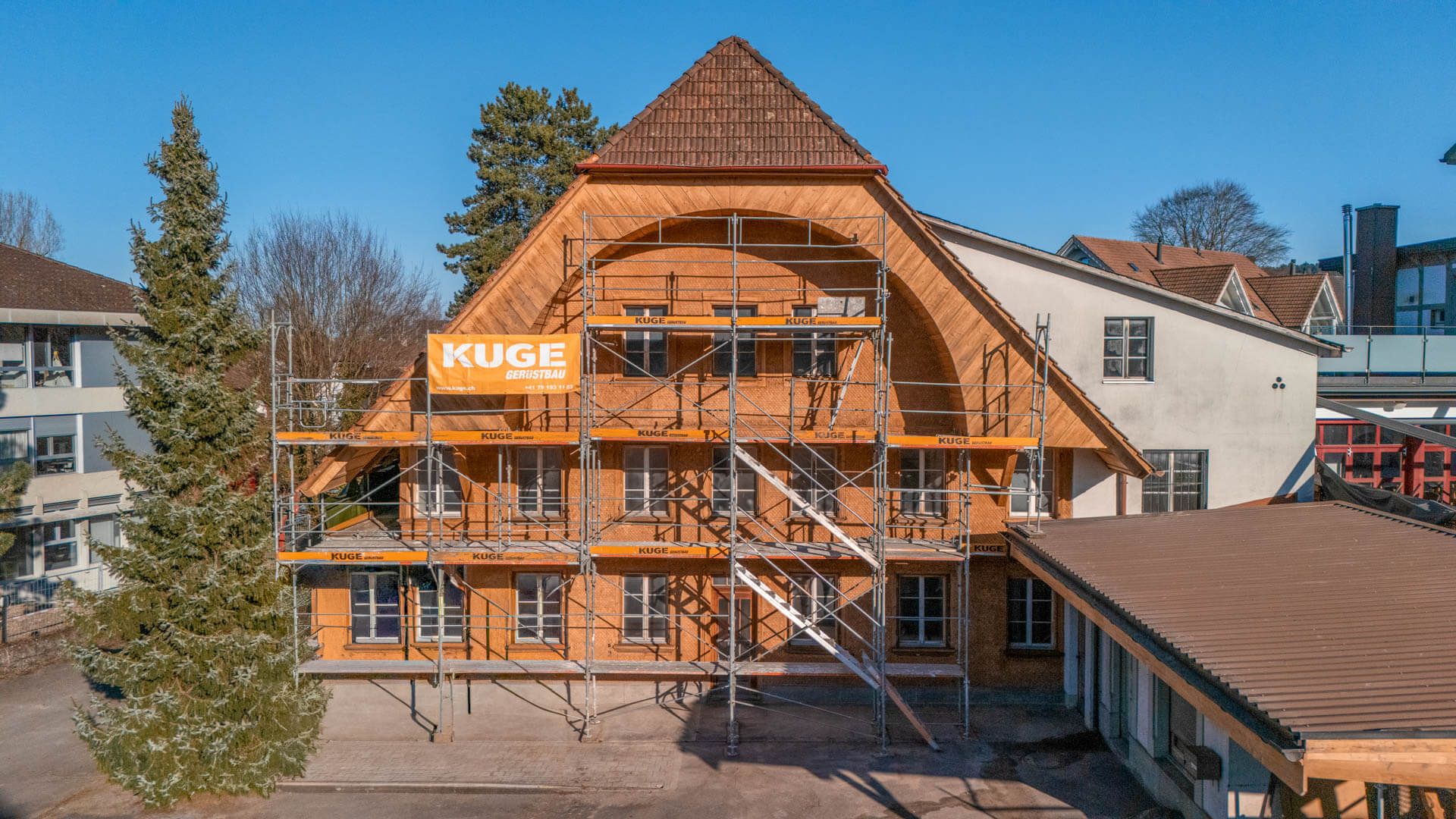 Fassadengerüst an einem Mehrfamilienhaus während der Sanierung – Foto: KUGE Bau AG