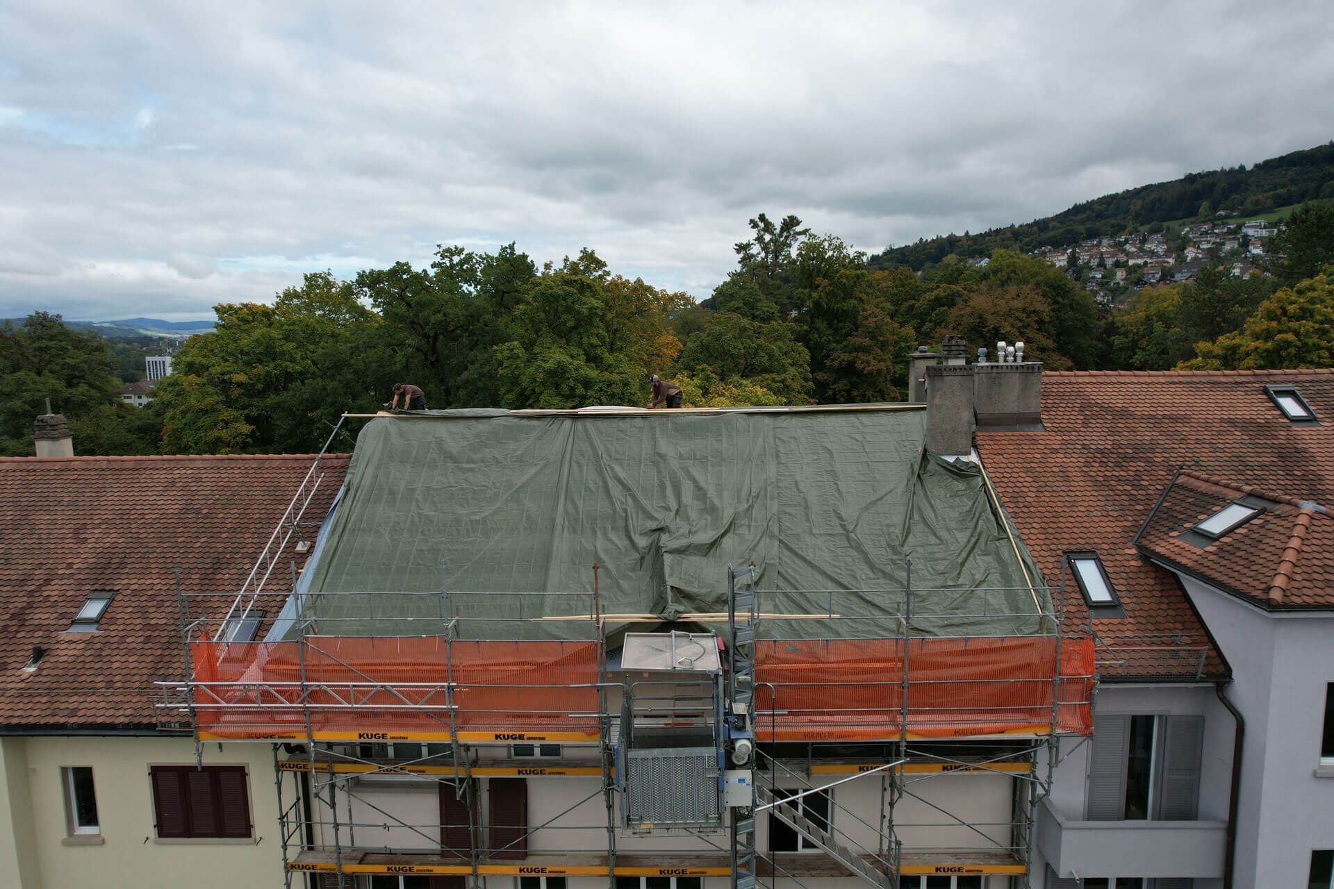 Dachgerüst an einem Einfamilienhaus – Foto: KUGE Bau AG
