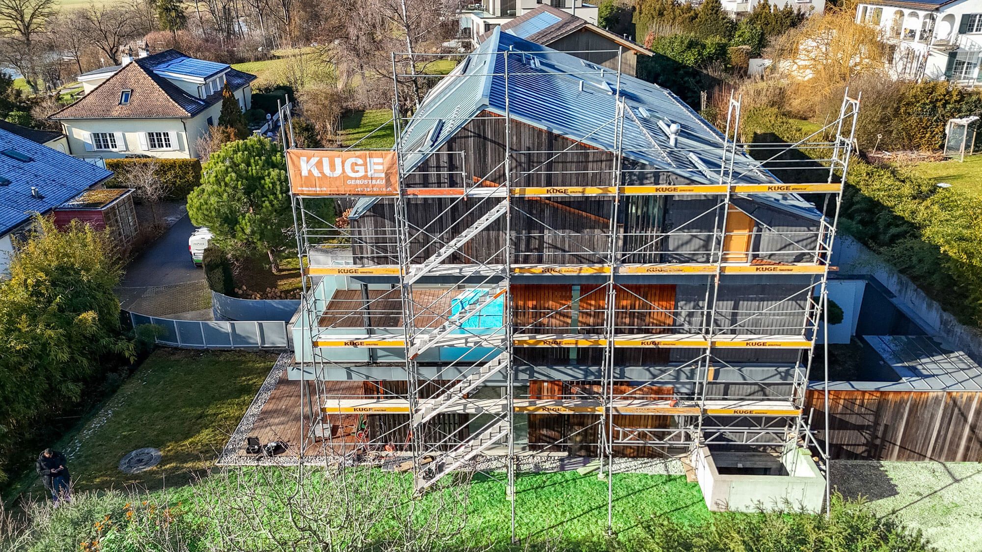 Fassadengerüst über die volle Gebäudehöhe – Foto: KUGE Bau AG