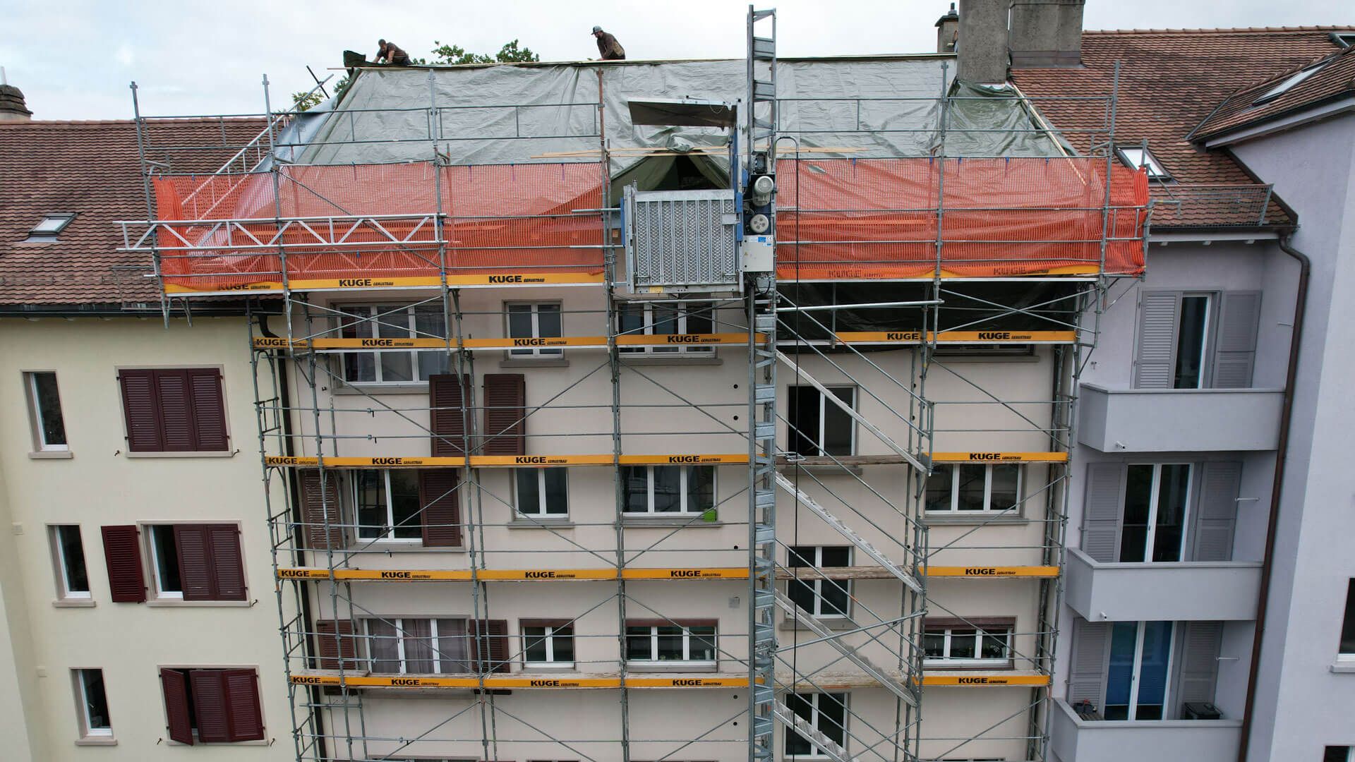 Gerüstbau an einem Neubau – Foto: KUGE Bau AG